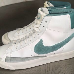 Nike Blazer Mid '77 Chenille Swoosh - Gorge Green - 6.5Y (Fits Women’s 8)